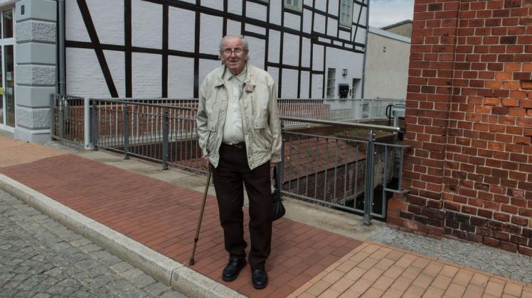 Ulrich Prochnow, heute 83 Jahre alt, war als Kind im Mai 1945 bei der kampflosen Übergabe der Stadt an die Amerikaner und die Rote Armee dabei. Das Haus im Hintergrund diente zeitweilig als Unterkunft.