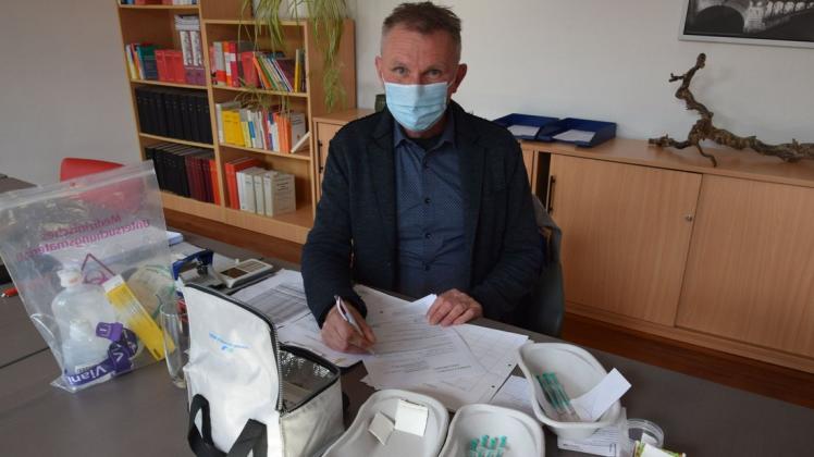 Bereitet zum Impfen alles für Dr. Christoph Behrens vor: Berufsbetreuer Roland Klinger.