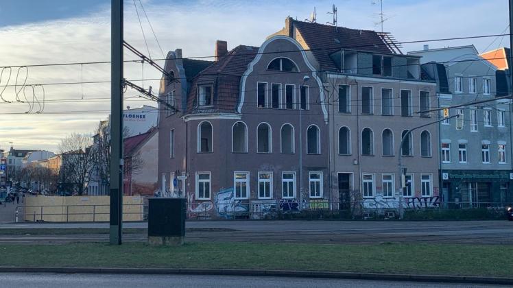 Im Inneren der Eckhäuser am Schröderplatz in Rostock hat der Abriss bereits begonnen. Bis Mitte 2024 baut die WG Warnow dort 23 neue Wohnungen.