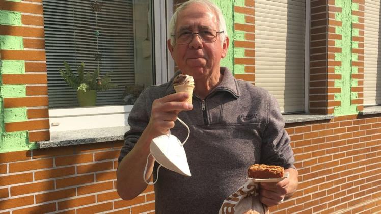 Holt sich immer sein Brot mittwochs von "Oehli&apos;s Tortenschmeide" aus Brüel. Diesmal gönnt sich Dietmar Riecken vom gleichnamigen Fahrdienst aus Sternberg auch noch ein Stück Kuchen plus ein kleines Eis.