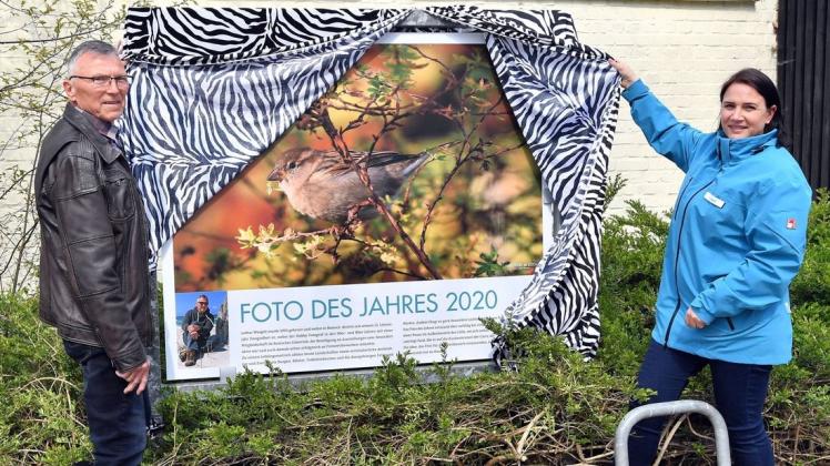 Fotos Zoo Rostock/Joachim Kloock

Das Siegerfoto 2020 wurde am Zwergflusspferdhaus von Zookuratorin Antje Angeli und Preisträger Lothar Weigelt enthüllt.