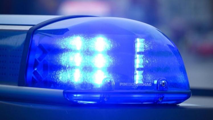 Zwei Polizistinnen sind in Bremen bei einer Verkehrskontrolle am Mittwoch durch einen Autofahrer verletzt worden.