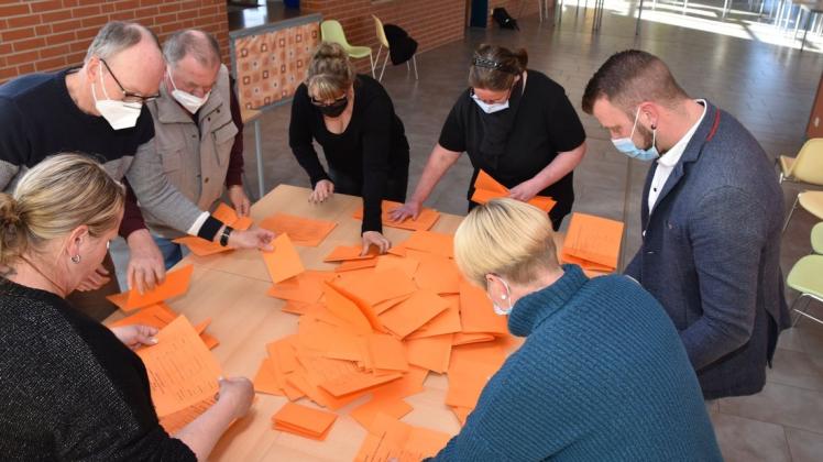 Ehrenamtliche Wahlhelfer zählen am 25. April Stimmen in einem Gadebuscher Wahllokal.