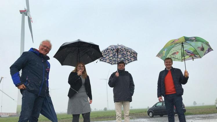 Trotz Regen gab es gute Laune bei der Besichtigung des Windrad-Prototypen (v. l.): Udo Heinen (Bürgermeisterkandidat Ganderkesee), Christina Johanne Schroeder (Bundestagskandidatin der Grünen), Knud Rehfehldt (Deutsche Windguard) und Christian Pundt (Bürgermeister Hatten). Trotz Regen gab es gute Laune bei der Besichtigung des Windrad-Prototypen (v. l.): Udo Heinen (Bürgermeisterkandidat Ganderkesee), Christina Johanne Schroeder (Bundestagskandidatin der Grünen), Knud Rehfehldt (Deutsche Windguard) und Christian Pundt (Bürgermeister Hatten).