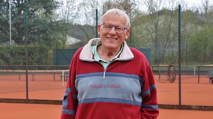 Jens Walz liebt den Tennisplatz. Der waschechte Hanseat kann zwar selbst nicht mehr spielen, freut sich aber auch ohne Schläger in der Hand am Leben im Bönningstedter Tennisverein.