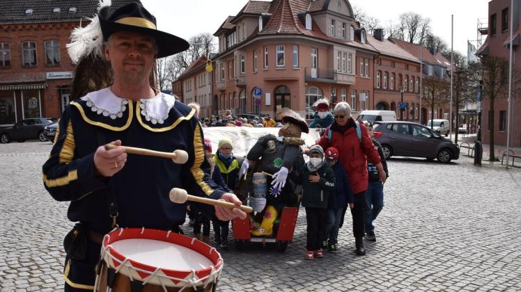 Um den Trommler von Gadebusch geht es bei einem Musikcamp im Juli in der Münzstadt. Auf diesem Foto schlüpfte Mathias Schumann in das Kostüm der Sagengestalt und führte Hortkinder über den Gadebuscher Marktplatz.