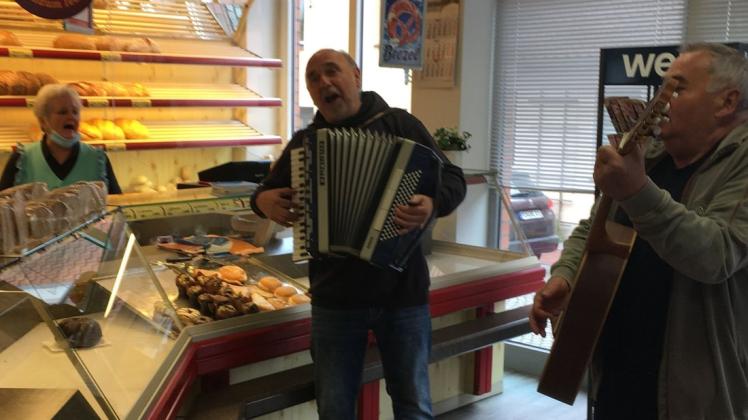 Ein letztes Ständchen zum Abschied für Bärbel Assmus, die ihr Café am Markt in Sternberg wegen Corona am 30. April schließt, durch die regionalen Musikoriginale Dieter Krüger und Gerd Müller (r.).