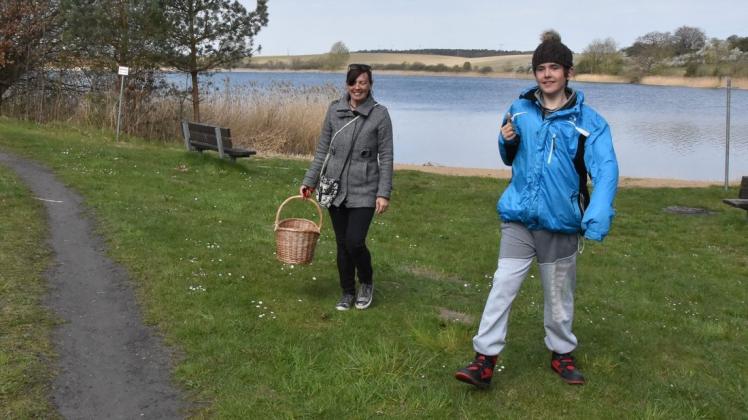 Auf der Halbinsel am Luckower See spazieren Aaron und seine Mutter Clivia von Berg.