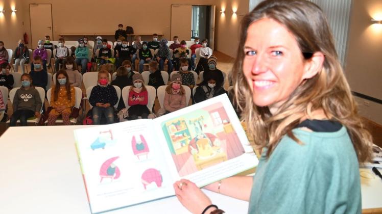 Ob über Willibart den Holzfäller oder aus dem Buch „Wat los im Watt?“: Kinderbuchautorin Kristina Kreuzer wusste, die Schüler zu begeistern.
