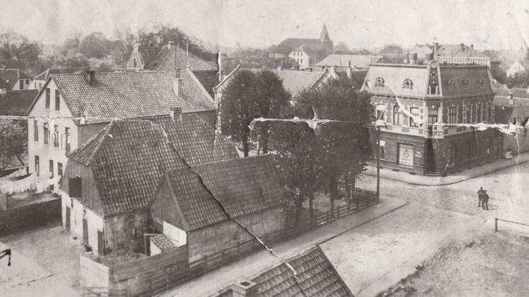 Verknitterte Fotografie, interessante Perspektive: An der Fischstraße steht seit 1905 das Haus Coburg. Die hier noch vorhandenen Gebäude mussten weichen.