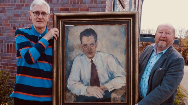 Hier sind Vater und Sohn dank der Kunst vereint: Carl Hermann Coburg (links) übergibt das Porträt seines 1979 verstorbenen Vaters Hermann Coburg an Friedrich Hübner vom Heimatverein.