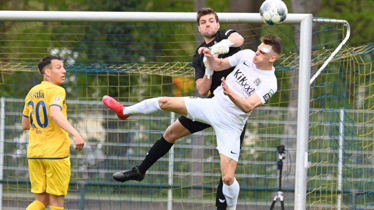 Bot eine starke Leistung, die für Zuversicht sorgt: der SV Atlas Delmenhorst um Oliver Rauh (links) und Torwart Rico Sygo. Trotzdem verabschiedete er sich mit einer Niederlage gegen den SV Meppen um Rene Guder aus dem NFV-Pokal.