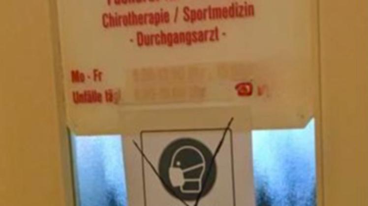 Das Schild „Stopp: Hier gilt Maskenpflicht“ an der Eingangstür zur Arztpraxis in der Schweriner Weststadt ist seit Monaten durchgestrichen.