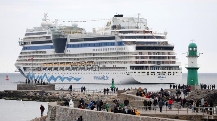 Schaulustige verfolgen die Abreise der «Aidasol», die das Ostseebad nach einem einwöchigen Aufenthalt am Kreuzfahrtterminal verlässt.