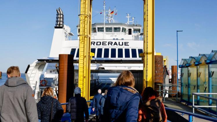 Passagiere gehen auf eine Fähre der Wyker Dampfschiffs-Reederei. Am 1. Mai startet das Projekt "Modellregion Kreis Nordfriesland".