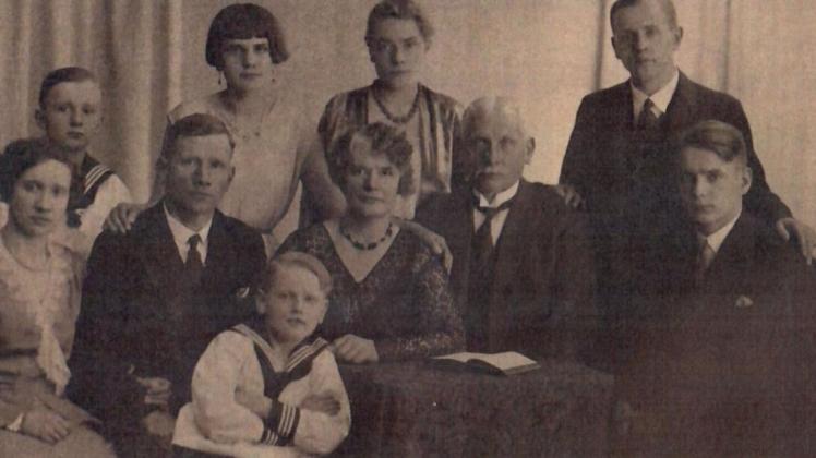 Wilhelm Herr mit seiner zweiten Frau und den (meisten) Kindern aus beiden Ehen.