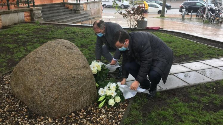 Legten Blumengebinde am Gedenkstein nieder: Vize-Oberbürgermeister Andreas Ruhl und Stadtpräsident Sebastian Ehlers (r.)