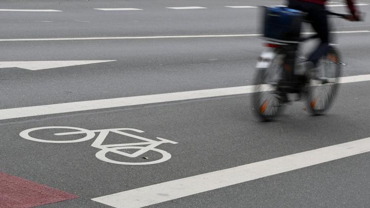 Für immer mehr Arbeitnehmer wird das Zweirad auch auf längeren Distanzen zumindest bei guten Fahrbedingungen zu einer Alternative zum Auto oder öffentlichen Nahverkehr. In Lübeck wird den Bau eines Radschnellwegs diskutiert.