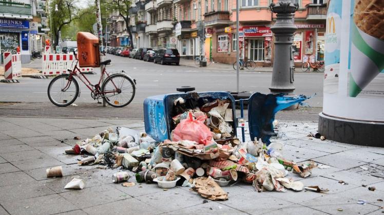 Bei den Demonstrationen am 1. Mai in Berlin kam es zu Ausschreitungen, hier eine angekohlte Mülltonne in der Nähe des Hermannplatzes. Bei den Demonstrationen am 1. Mai in Berlin kam es zu Ausschreitungen, hier eine angekohlte Mülltonne in der Nähe des Hermannplatzes.