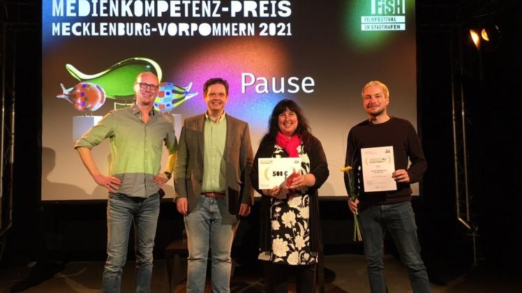 Nahmen den Preis für das Projekt Zoom Rostock entgegen: Sören Köhn (rok TV, v.l.), Professor Andreas Spengler (Jury), Professorin Elizabeth Prommer und Benjamin Hujawa. Nahmen den Preis für das Projekt Zoom Rostock entgegen: Sören Köhn (rok TV, v.l.), Professor Andreas Spengler (Jury), Professorin Elizabeth Prommer und Benjamin Hujawa.