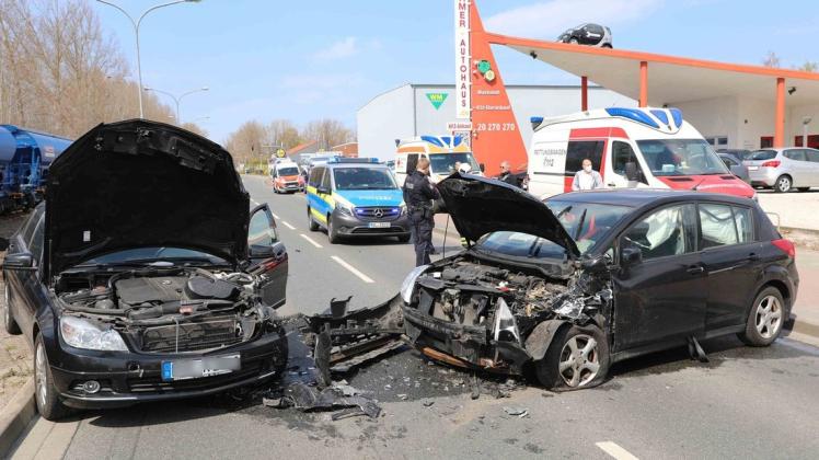 Zwei Verletzte mussten nach diesem Unfall am vergangenen Mittwoch in Rostock im Krankenhaus behandelt werden.