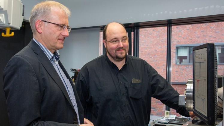v.l.: Prof. Ralf Zimmermann und Dr. Sven Ehlert arbeiten zusammen an der Entwicklung eines neuen Verfahrens zur Erkennung gefährlicher Stoffe.