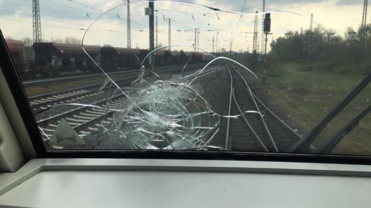 Attacke auf E-Lok: Ein bislang unbekannter Mann hat in Bremen mit einem Schotterstein auf die Windschutzscheibe eines Zuges geworfen.
