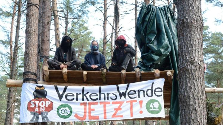 Die Baumbesetzer bei Seehausen wollen den Weiterbau der A14 verhindern - und haben noch weitergehende Forderungen.