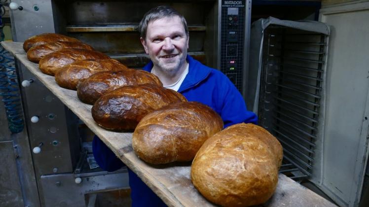 Brot noch warm aus dem Ofen – gibt es Schöneres? Für Siegbert Uplegger, Bäckermeister aus Muchow, jedenfalls nicht.