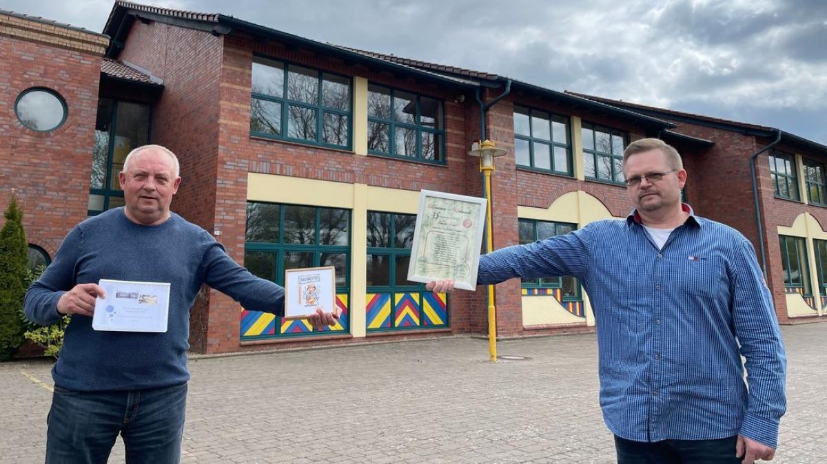 Schule am Neuen Teich in Lübz Schulhausmeister übergibt top SVZ