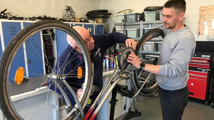 Eine Fahrradwerkstatt, die allen zur Verfügung steht. Sergej Hildebrandt und Franko Strehno (re.)  schauen beim Reparieren gern über die Schulter.
