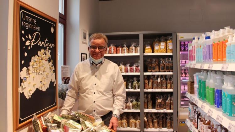 Detlef Wegner bietet in seinem Kaufmannsladen in Bad Doberan regionale Produkte an.