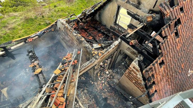 Bei einem Schuppenbrand griff das Feuer auf ein Wohnhaus über, in dem sich mehrere Hunde befanden.