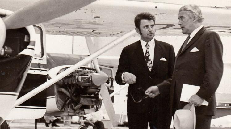 Spannende Anfangsjahre auf dem Flugplatz Ganderkesee: Jochen Weyhausen-Sauer (l.) begrüßte 1972 den berühmten Raketeningenieur und NASA-Manager Wernher von Braun. Spannende Anfangsjahre auf dem Flugplatz Ganderkesee: Jochen Weyhausen-Sauer (l.) begrüßte 1972 den berühmten Raketeningenieur und NASA-Manager Wernher von Braun.
