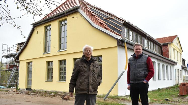 Der Gutshof in Roggow nimmt eine moderne Gestalt an. Rolf-Peter Bartz von der AG Gutsanlagen MV und Investor Oliver Haubrich sind stolz auf den Baufortschritt.