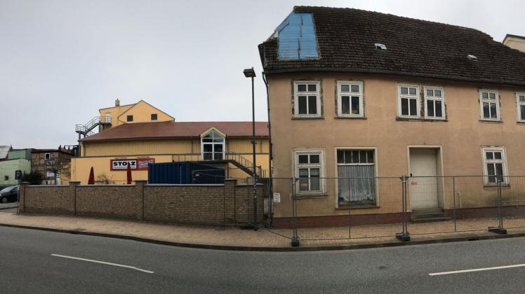 Seit knapp einem Monat ist das Haus Rühner Straße 9 eingezäunt. Was das bedeutet, dazu äußert sich der Eigentümer weiterhin nicht.