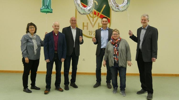 Führt den TSV Hengsterholz-Havekost in sein zweites Jahrhundert: der erweiterte Vorstand mit (von links) Meike Saalfeld (Schriftwartin), Eduard Grube, (Fachwart Tischtennis), Heino Bleydorn (2. Vorsitzender), Dr. Hartwig Wellmann (1. Vorsitzender), Britta Brand-Kubitza (Fachwartin Turnen) und Hermann Brandt (Kassenwart). Führt den TSV Hengsterholz-Havekost in sein zweites Jahrhundert: der erweiterte Vorstand mit (von links) Meike Saalfeld (Schriftwartin), Eduard Grube, (Fachwart Tischtennis), Heino Bleydorn (2. Vorsitzender), Dr. Hartwig Wellmann (1. Vorsitzender), Britta Brand-Kubitza (Fachwartin Turnen) und Hermann Brandt (Kassenwart).