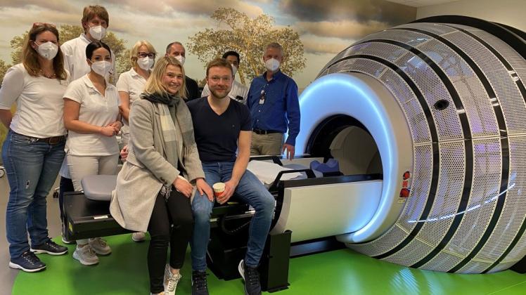 Erleichterung nach der Behandlung: Franz-Josef und seine Frau Jenny mit dem ZAP-X-Team im Lingener Bonifatius-Hospital. Hinten von links: Edelgard Klassen und ihr Mann, Chefarzt Douglas Klassen. Erleichterung nach der Behandlung: Franz-Josef und seine Frau Jenny mit dem ZAP-X-Team im Lingener Bonifatius-Hospital. Hinten von links: Edelgard Klassen und ihr Mann, Chefarzt Douglas Klassen.