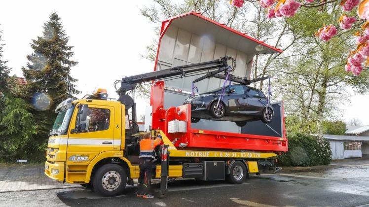 Daniel Lenz schleppt verunfallte Rennwagen auf dem Nürburgring ab. Mit dem neuen Löschcontainer der Delmenhorster Firma Ellermann Eurocon soll es nun noch schneller gehen. Foto: Melanie Hohmann