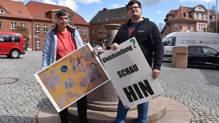 Die "Engelshelfer" Christiane Klüver-Clasen und Dennis Clasen präsentieren Plakate zum Thema Gleichstellung im Gadebuscher Stadtzentrum.