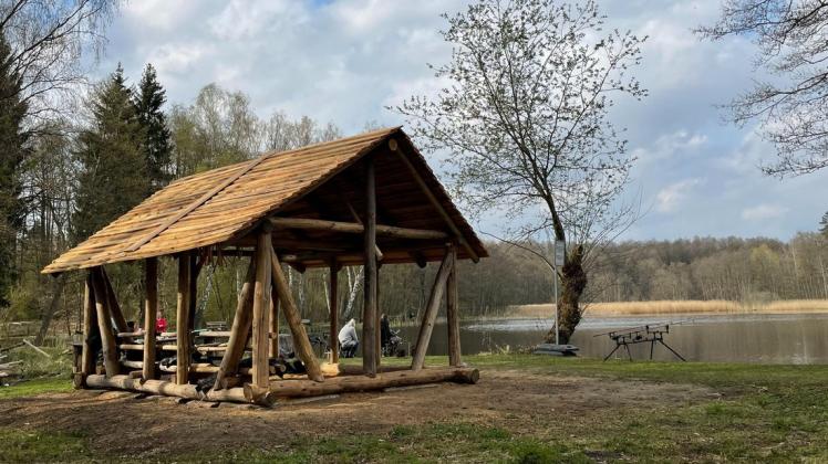 Neu errichtet: die Schützhütte am Unteren Voigtsdorfer Teich.