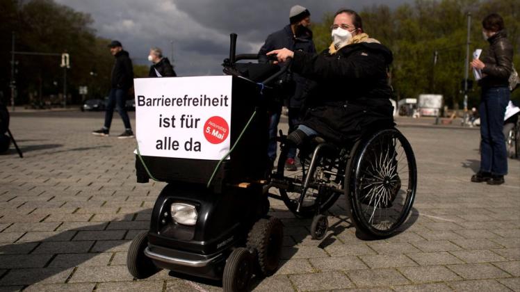 Beim gestrigen Europäischen Aktionstag zur Gleichstellung von Menschen mit Behinderung demonstrierte eine Initiative für ein Gesetz zur Barrierefreiheit für behinderte Menschen in Berlin.