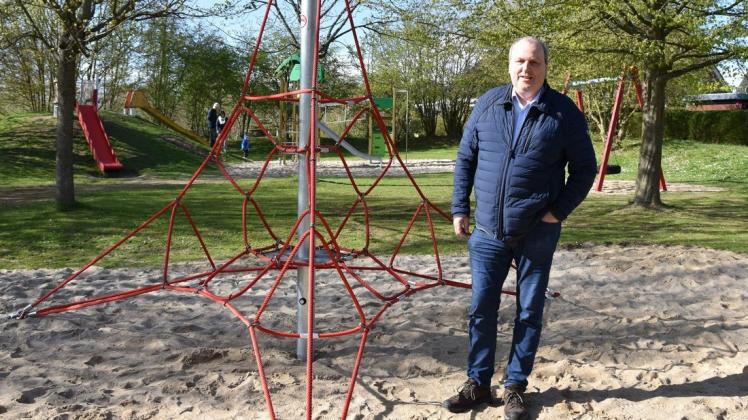 Pingelshagens neuer Bürgermeister Jürgen Unger freut sich über die aufgebauten Spielgeräte. Die Übergabe an die Kinder in der Gemeinde wird auf jeden Fall nachgeholt.