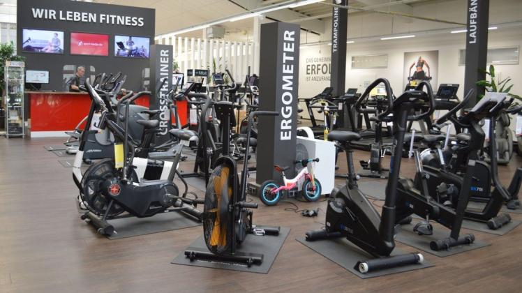Verschiedene Fitnessgeräte stehen im Showroom des Händlers Sport-Tiedje in Schleswig.