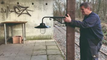 Feldbahn-Verein-Kassenwart Dirk Boknecht mit einer der Lampen, für die nun Paten gesucht werden.