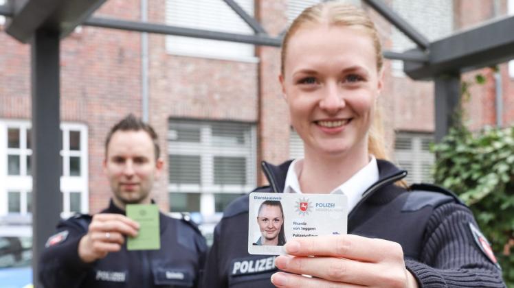 Der grüne "Lappen" hat ausgedient: Ricarda von Seggern präsentiert den neuen elektronischen Dienstausweis der Polizei, ihr Kollege Stefan Schmitz zeigt noch den bisherigen.