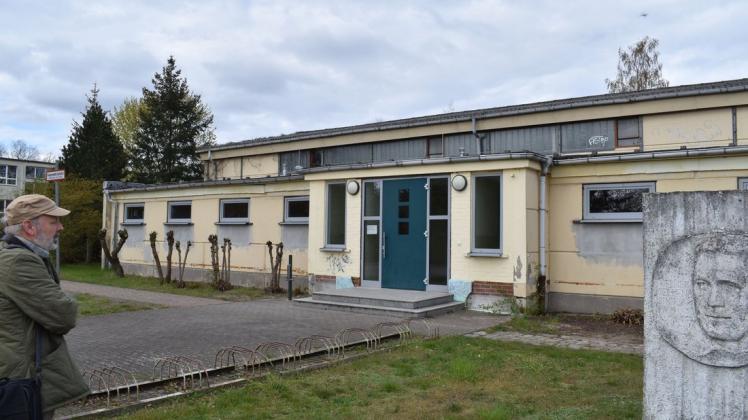 So richtig kann Bürgermeister Ralf-Egbert Scharlaug es noch nicht glauben, dass die Turnhalle bald abgerissen wird und eine neue kommt.