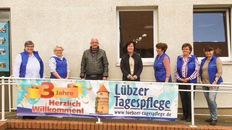 Mit ihren Mitarbeitern feiert Sigrid Hoborn (4.v.l) das dreijährige Bestehen der Tagespflege Lübz