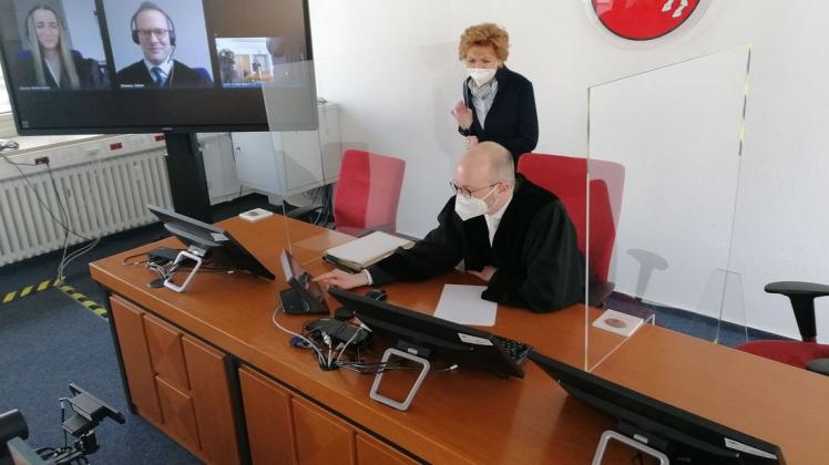Prozess mit online zugeschalteten Anwälten: Justizministerin Barbara Havliza lässt sich von Richter Benedikt Windau im Saal des Oldenburger Landgerichts die die neue Medientechnik zeigen.