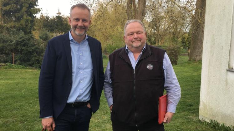 Bjørn Krogh Andersen, Inhaber und Direktor der dänischen Hausbaufirma Scanlux (l.), sowie John Hasenclever, Regionalleiter Norddeutschland des Reiseanbieters Novasol.